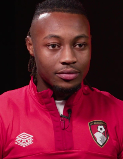 安托万·塞梅尼奥英超15球领跑射手榜 边路突破成