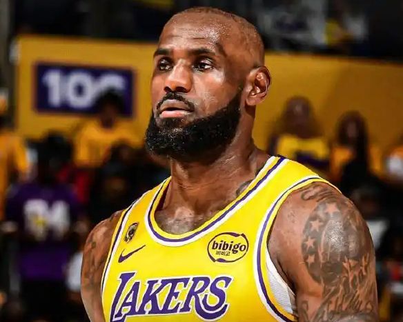 詹姆斯季后赛首战大放异彩 火箭双人包夹难阻湖