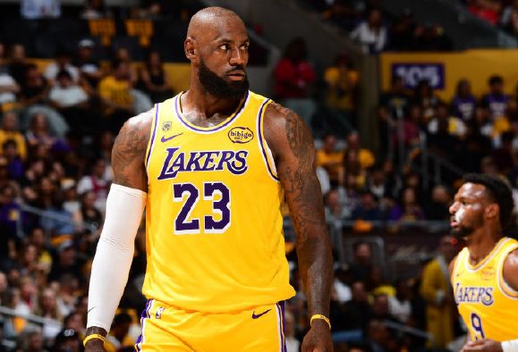 詹姆斯季后赛首战大放异彩 火箭双人包夹难阻湖