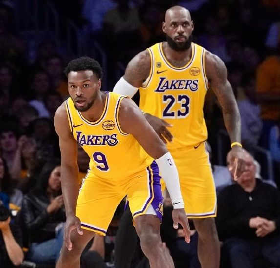 詹姆斯季后赛首战大放异彩 火箭双人包夹难阻湖